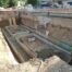 Piscina a Igualada sent construida per una família dedicada a la construcció.